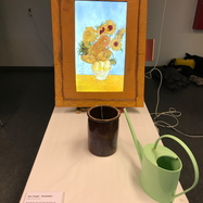 Pust bobler ud af Magrittes pibe, blæs varm luft på Krøyers sommeraften i Skagen eller få Van Goghs solsikker til at blomstre ved at vande kanden. Det var masser af idéer i spil, da studerende fra Interaktivt Design lavede interaktive udgaver af kendt kunstværker.