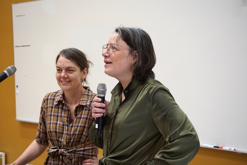 Mette Stentoft og Mette Mørk (ud-)delte højskolens rejselegat.